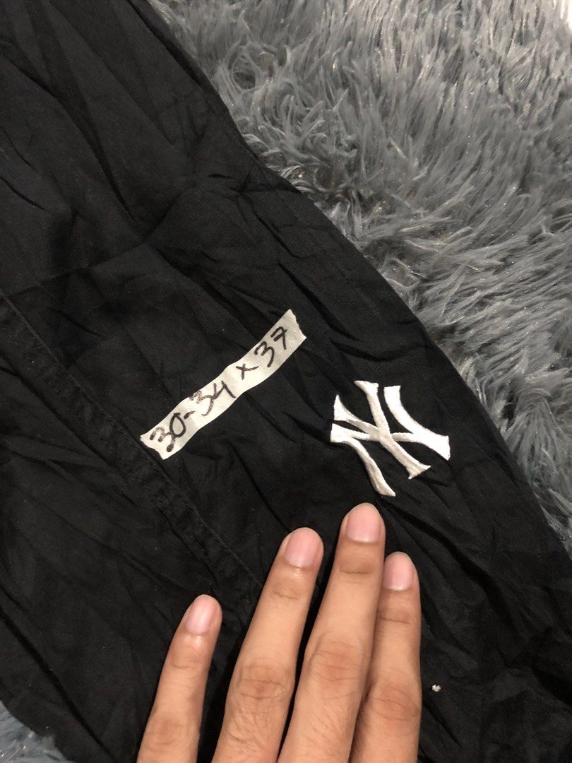 MLB Yankees Cargo Woven Pants (Category: Joggers) located in Manila. Submitted by raremountain00 (Listing ID 1470904986, Image 3). Description: Authentic Excellent condition No issue.