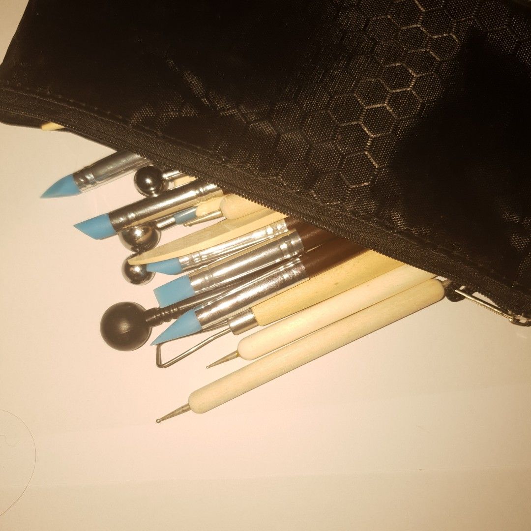Modeling and Polymer Clay w Tools (Category: Craft Supplies & Tools) located in Unisan. Submitted by l.edea (Listing ID 1470897880, Image 3). Description: Inclusions: 20+ carving tools 2 125g Navy blue Modeling Clay 2 125g Black Modeling Clay Polymer clay (randomised).