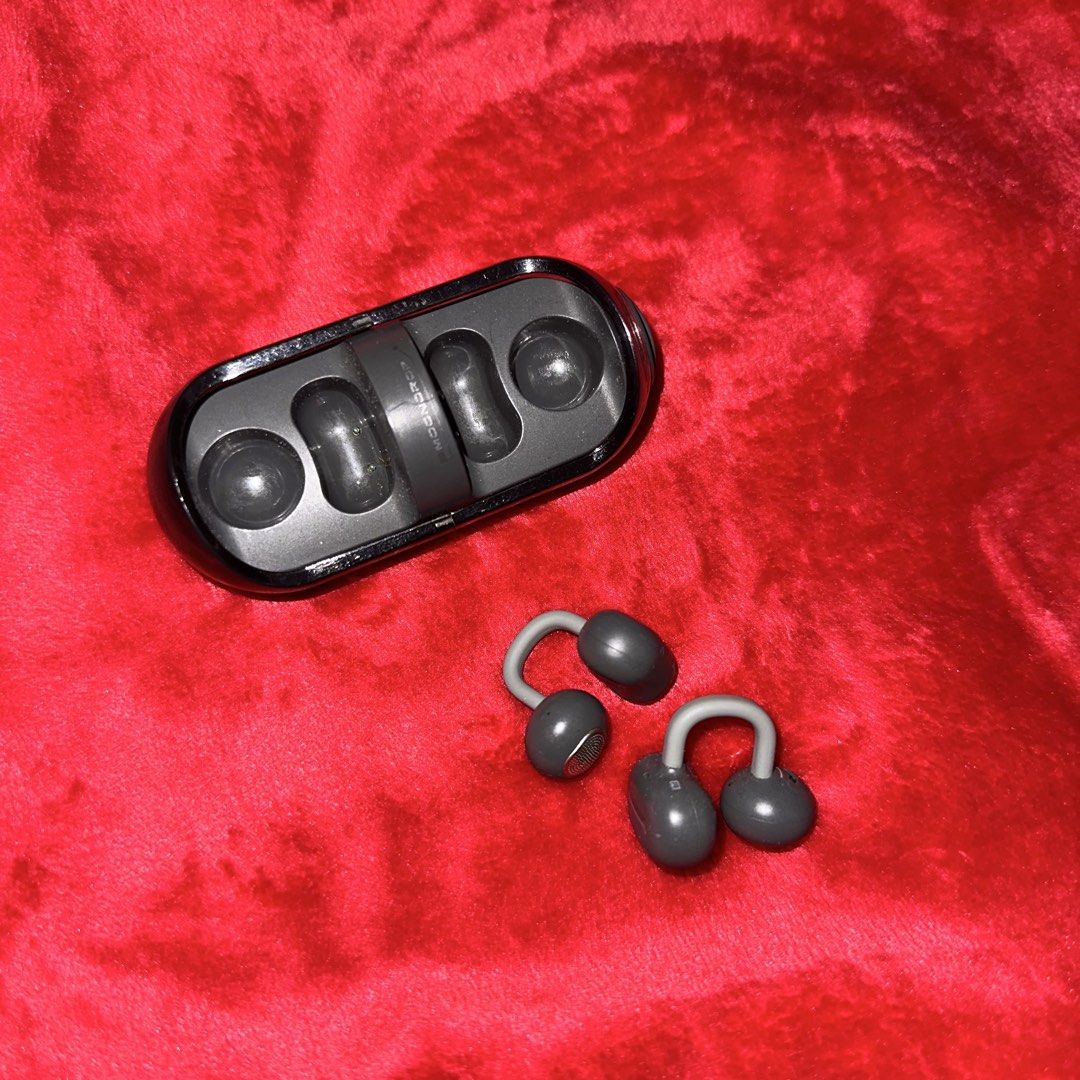 MOONDROP PILL OWS Ear-clip Bluetooth Earbuds (Category: Earphones) located in Manila. Submitted by gabriellelopezpantig (Listing ID 1470841300, Image 1). Description: Used well but no damages whatsoever. Still has long battery life..