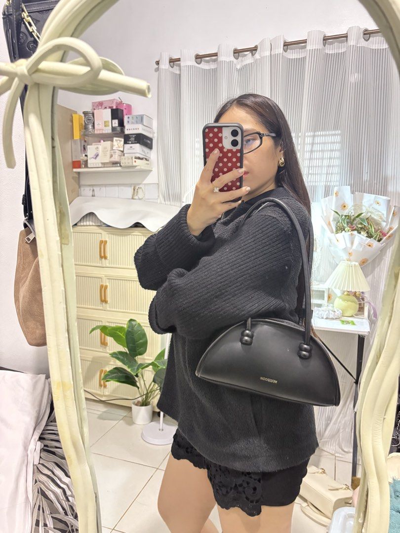 Mossdoom Black Shoulder Bag (Category: Shoulder Bags) located in Santo Tomas. Submitted by skyy14 (Listing ID 1470863773, Image 2). Description: - Brand/Style: Mossdoom black shoulder bag with a stylish half-moon silhouette - Straps: Comfortable dual tall straps for easy carrying - Closure: Secure top zip closure with elegant gold-tone hardware - Interior: Clean lining complete with a handy slip pocket - Capacity: Spacious enough to easily hold a