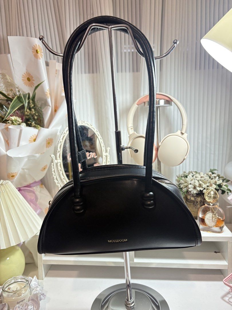 Mossdoom Black Shoulder Bag (Category: Shoulder Bags) located in Santo Tomas. Submitted by skyy14 (Listing ID 1470863773, Image 1). Description: - Brand/Style: Mossdoom black shoulder bag with a stylish half-moon silhouette - Straps: Comfortable dual tall straps for easy carrying - Closure: Secure top zip closure with elegant gold-tone hardware - Interior: Clean lining complete with a handy slip pocket - Capacity: Spacious enough to easily hold a