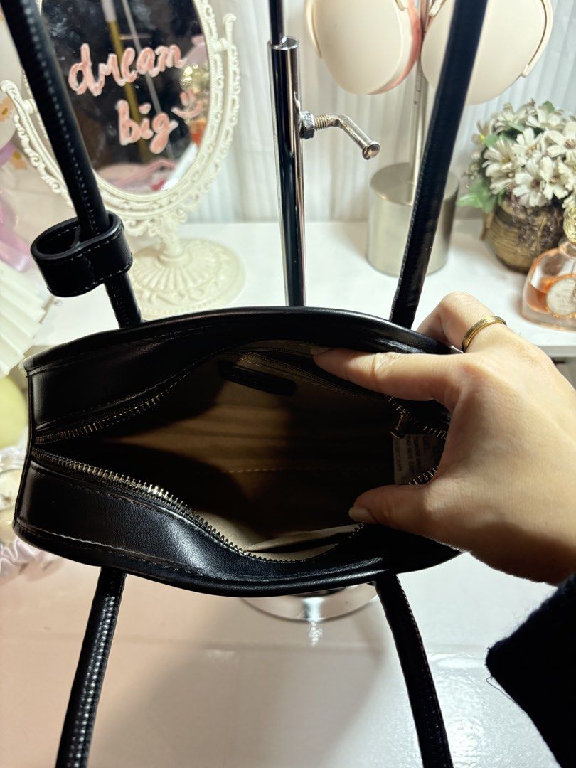 Mossdoom Black Shoulder Bag (Category: Shoulder Bags) located in Santo Tomas. Submitted by skyy14 (Listing ID 1470863773, Image 3). Description: - Brand/Style: Mossdoom black shoulder bag with a stylish half-moon silhouette - Straps: Comfortable dual tall straps for easy carrying - Closure: Secure top zip closure with elegant gold-tone hardware - Interior: Clean lining complete with a handy slip pocket - Capacity: Spacious enough to easily hold a
