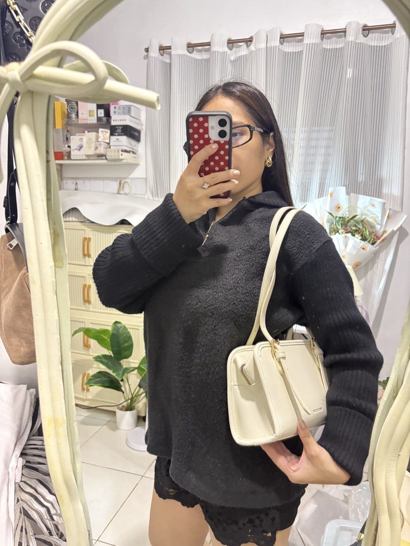 Mossdoom Cream Shoulder Bag (Category: Shoulder Bags) located in Santo Tomas. Submitted by skyy14 (Listing ID 1470863205, Image 3). Description: - Brand: Mossdoom - Color: Neutral cream (goes with everything) - Design: Clean structured shape with gold-tone buckle details - Straps: Convenient double shoulder straps that fit nicely under the arm - Closure: Secure zip top closure - Perfect for daily use and effortless styling.
