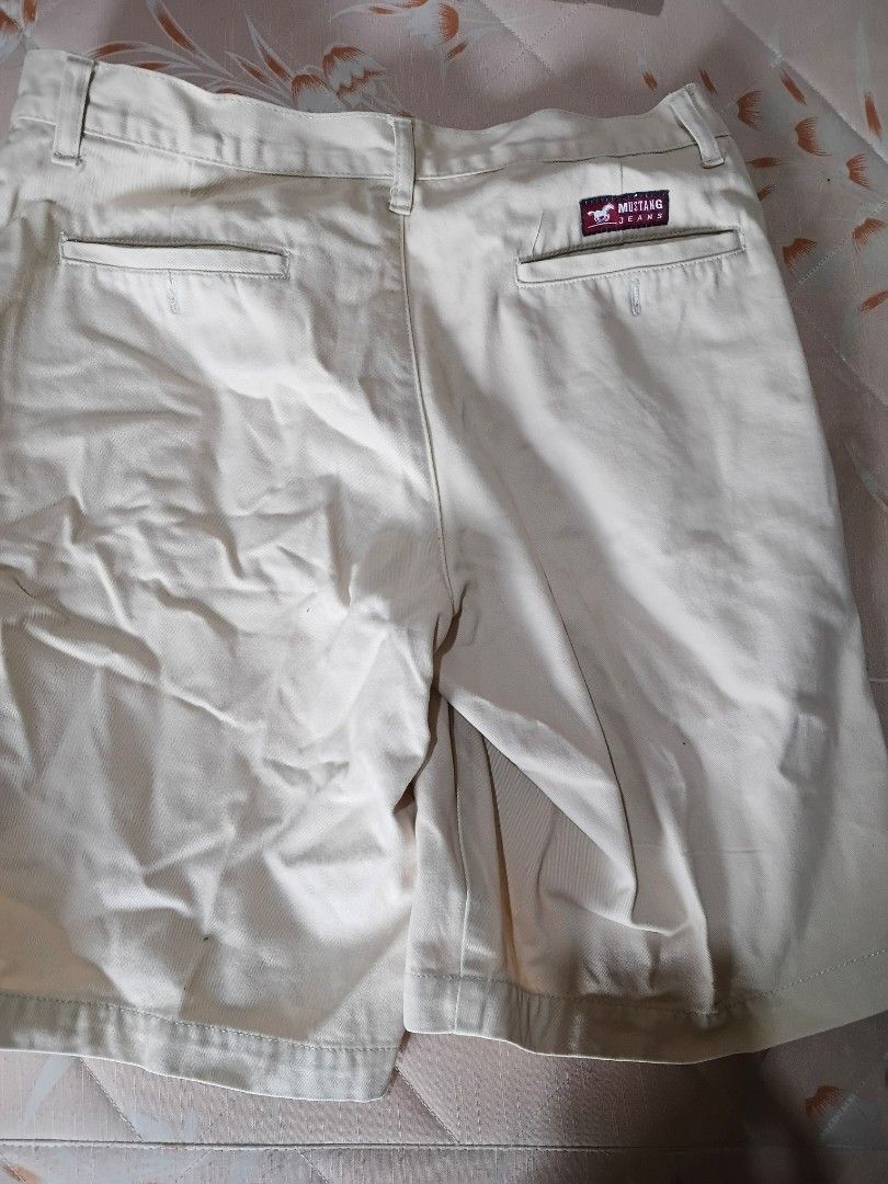 Mustang Jeans shorts, cream (Category: Shorts) located in Carmona. Submitted by cosmicphoenix_48d36b (Listing ID 1470887851, Image 3). Description: .