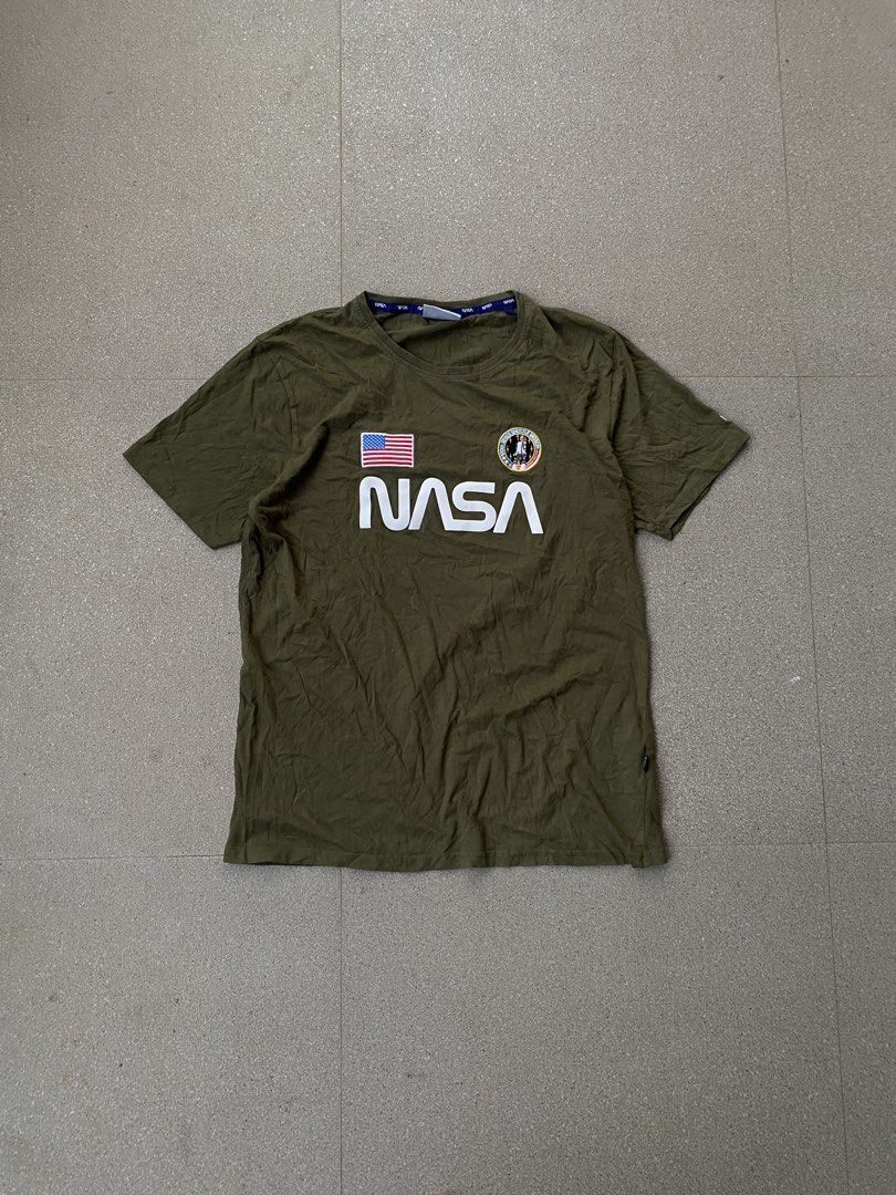NASA Logo T-Shirt (Category: Tshirts & Polo Shirts ) located in Caloocan City. Submitted by webspot (Listing ID 1470793641, Image 1). Description: NASA Logo T-Shirt Size - XL Width - 22 Length - 30.