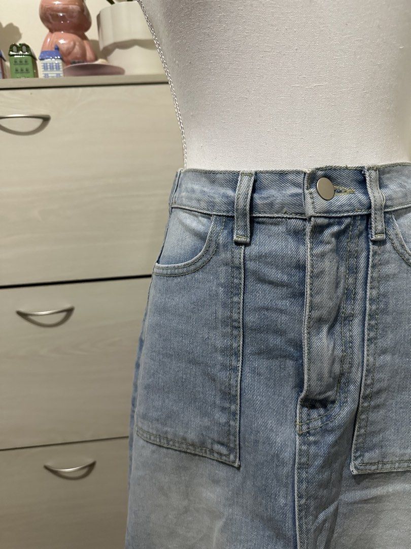 Neukkimpyo Denim Skirt Size 24-27 (Category: Skirts) located in Antipolo. Submitted by wxyz9876 (Listing ID 1470879156, Image 3). Description: - Brand: Neukkimpyo (Made in Korea) - Wash: Light wash denim - Material: 100% cotton - Fit: High waist with stretchy back waistband for extra comfort - Style: Midi length with front pockets and button closure - Condition: Great for pairing with casual tops and tees Bought in Melbourne.