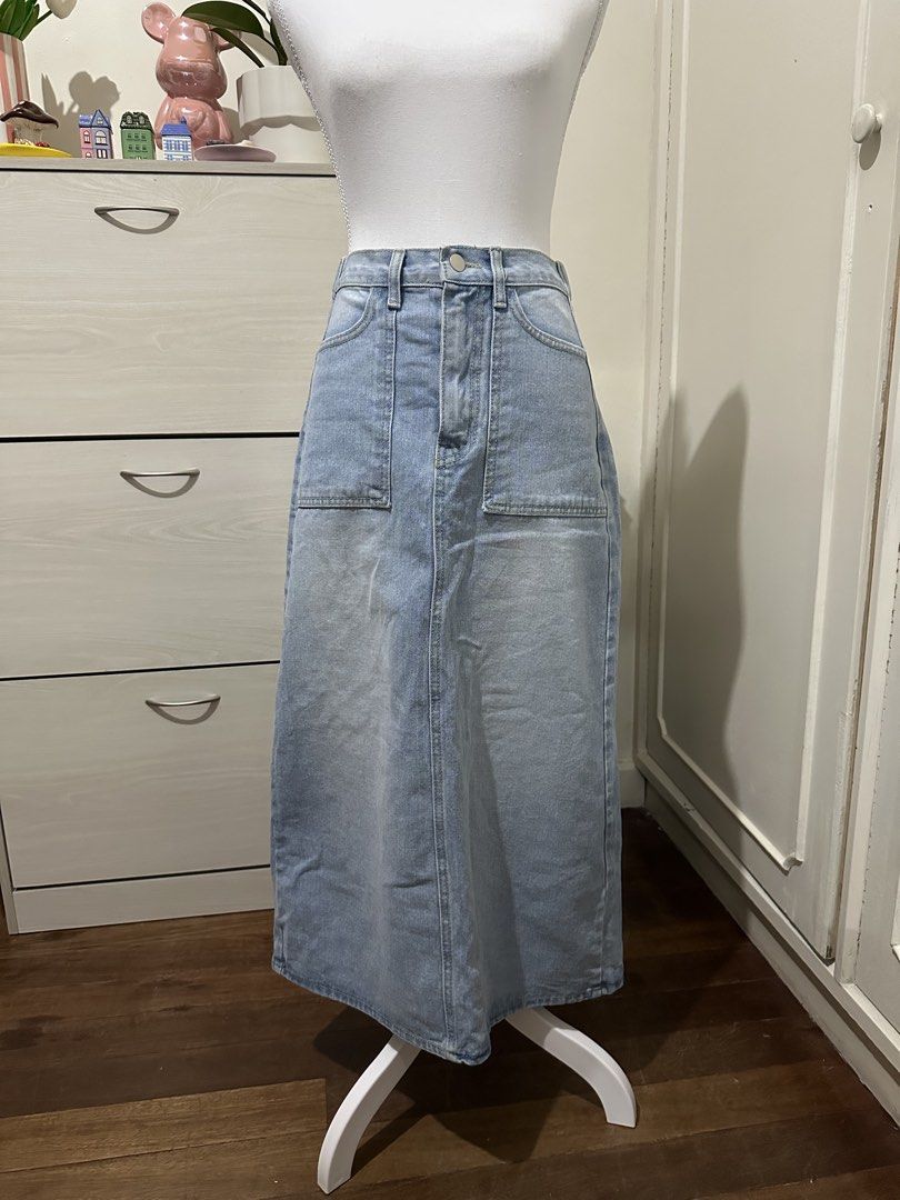 Neukkimpyo Denim Skirt Size 24-27 (Category: Skirts) located in Antipolo. Submitted by wxyz9876 (Listing ID 1470879156, Image 2). Description: - Brand: Neukkimpyo (Made in Korea) - Wash: Light wash denim - Material: 100% cotton - Fit: High waist with stretchy back waistband for extra comfort - Style: Midi length with front pockets and button closure - Condition: Great for pairing with casual tops and tees Bought in Melbourne.