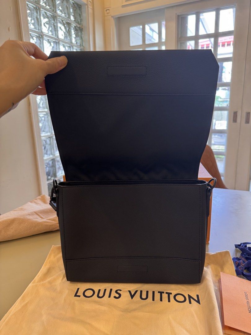 New Mess. LV Aerog Noir (Category: Luxury Bags & Wallets) located in Quezon City. Submitted by sylviasofia (Listing ID 1470781571, Image 2). Description: The Louis Vuitton Take Off Messenger Bag in Aerogram Noir (Model M57080) is a men’s luxury crossbody and shoulder bag. Key Details & Specifications • Material: Soft, grained black calf leather (Aerogram collection) • Color: Noir (Black) with tonal or matching hardware • Dimensions: Approximately