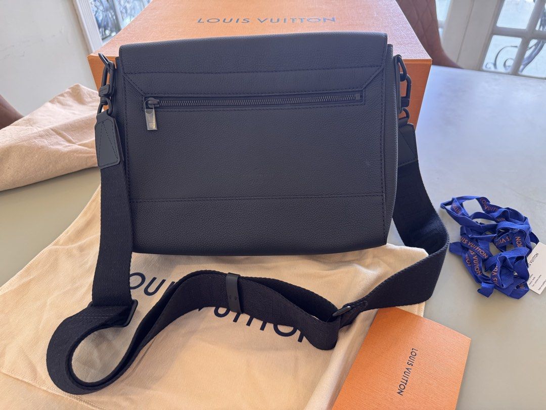 New Mess. LV Aerog Noir (Category: Luxury Bags & Wallets) located in Quezon City. Submitted by sylviasofia (Listing ID 1470781571, Image 3). Description: The Louis Vuitton Take Off Messenger Bag in Aerogram Noir (Model M57080) is a men’s luxury crossbody and shoulder bag. Key Details & Specifications • Material: Soft, grained black calf leather (Aerogram collection) • Color: Noir (Black) with tonal or matching hardware • Dimensions: Approximately
