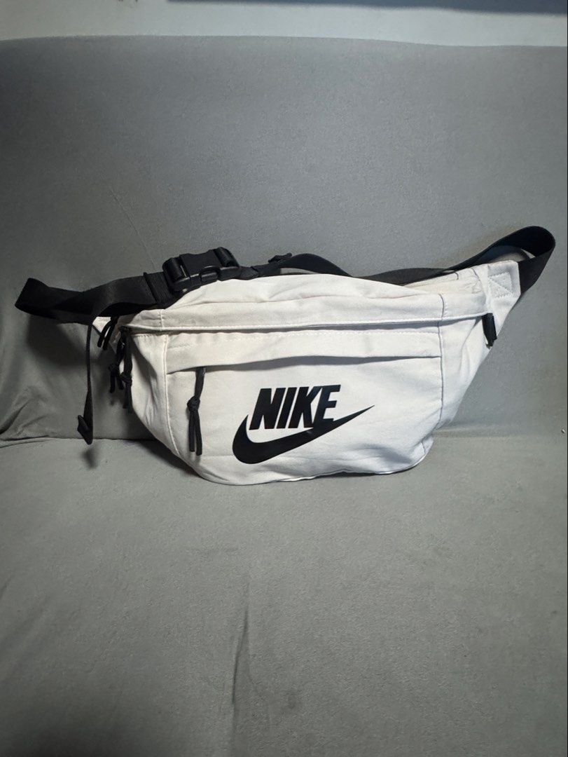 Nike beltbag / body bag (Category: Belt bags, Clutches and Pouches) located in Calamba. Submitted by teamosulitshop (Listing ID 1470826224, Image 1). Description: excellent condition medium size madami bulsa with tag.