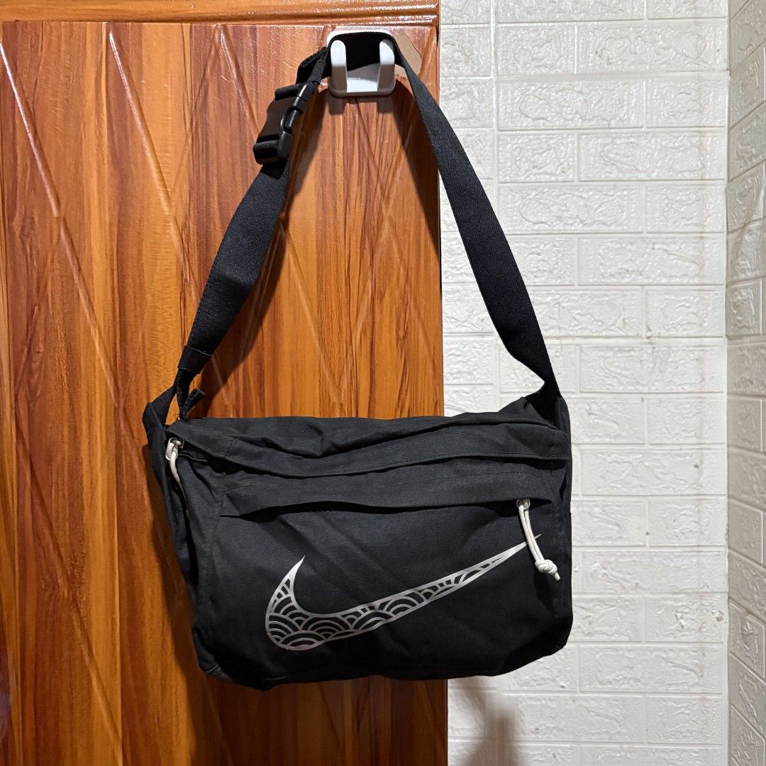 Nike beltbag large (Category: Belt bags, Clutches and Pouches) located in Alburquerque. Submitted by abj_thriftshop (Listing ID 1470767535, Image 1). Description: like new no issue.