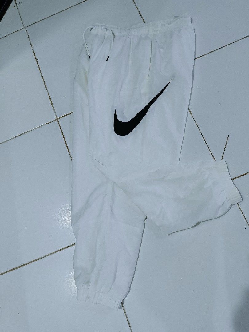 Nike Big Swoosh Jogger Pants (Category: Activewear) located in Bacoor. Submitted by toffs16 (Listing ID 1470873089, Image 3). Description: size Medium Good as new.