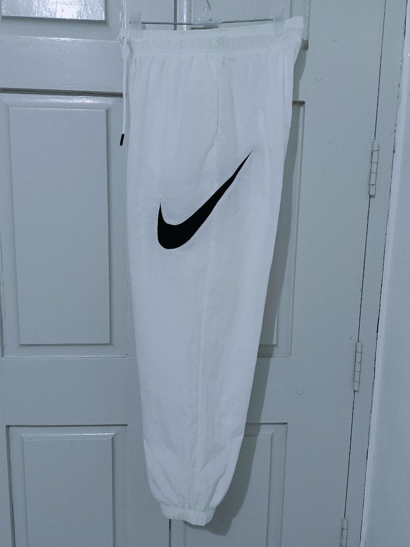 Nike Big Swoosh Jogger Pants (Category: Activewear) located in Bacoor. Submitted by toffs16 (Listing ID 1470873089, Image 1). Description: size Medium Good as new.
