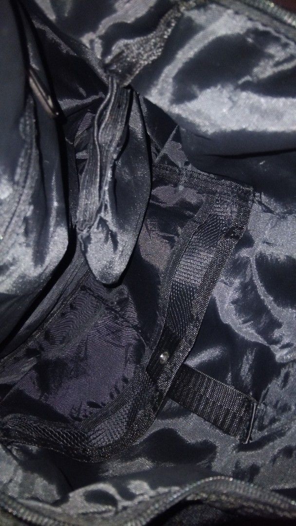 NIKE BLACK TOTE BAG (Category: Shoulder Bags) located in Iloilo. Submitted by ayinscloset (Listing ID 1470790296, Image 3). Description: 🖤 NIKE BLACK TOTE BAG FOR SALE 💰 Price: ₱850 (Negotiable) Condition: Preloved, well-maintained ✨ Details: - Classic black color - Spacious main compartment - Multiple interior organizers and pockets - Front zippered compartment - Comfortable shoulder straps - Lightweight and practical - Perfect for school, wor