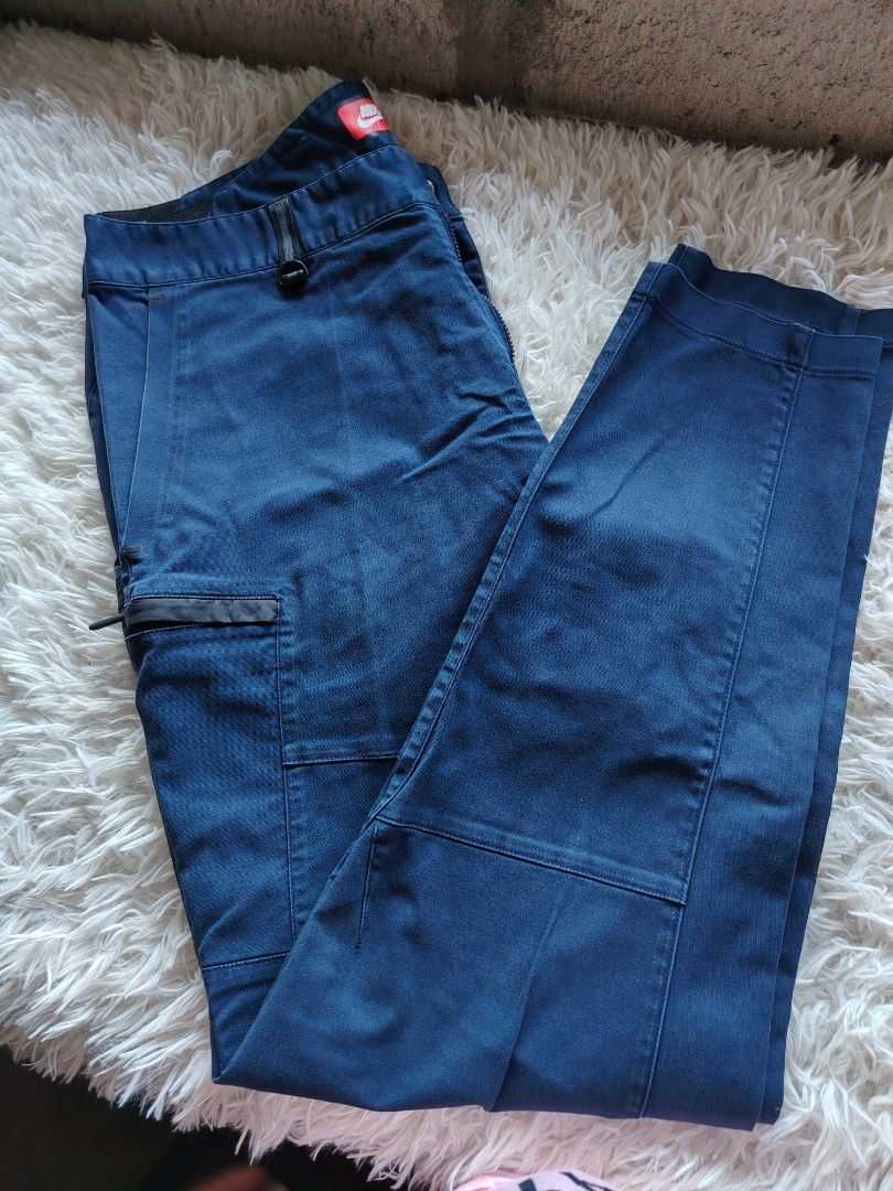 Nike Blue Cargo Pants Size 34 (Category: Joggers) located in Caba. Submitted by valerie_18947 (Listing ID 1470778844, Image 1). Description: - Brand/Model: Nike Cargo Pants - Size: 34 (Large fit) - Color/Wash: Dark blue - Material: 98% cotton, 2% elastane (Pocket bags: 65% polyester, 35% cotton) - Features: Zippered cargo pockets, button closure, zippered fly - Details: Red inner waistband label with Nike logo.