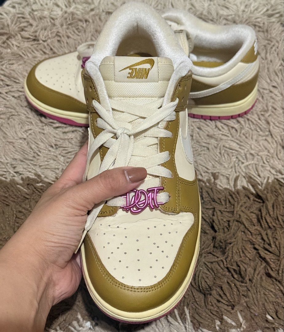 Nike Dunk Low SE 'Just Do It - Bronzine Pink’ (Category: Sneakers) located in Paranaque City. Submitted by calliekiiins (Listing ID 1470759672, Image 2). Description: Preloved Nike Dunk Low SE ‘Just Do It - Bronzine Pink’ (Women’s) (style code FD8683-700), featuring distinctive metallic pink “Just Do It” lace dubraes. Sold as is. Has signs of use but no damage. Original box is missing but can shipped it in a different random nike box. Size: US 10