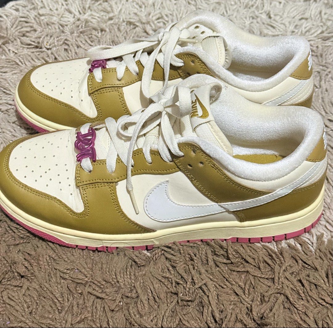 Nike Dunk Low SE 'Just Do It - Bronzine Pink’ (Category: Sneakers) located in Paranaque City. Submitted by calliekiiins (Listing ID 1470759672, Image 1). Description: Preloved Nike Dunk Low SE ‘Just Do It - Bronzine Pink’ (Women’s) (style code FD8683-700), featuring distinctive metallic pink “Just Do It” lace dubraes. Sold as is. Has signs of use but no damage. Original box is missing but can shipped it in a different random nike box. Size: US 10