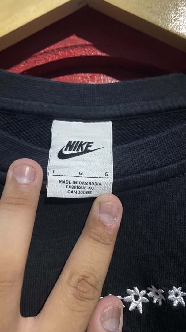 Nike Flower Mid Swoosh (Category: Longsleeves) located in Davao. Submitted by owyeah.gg (Listing ID 1470866213, Image 3). Description: L on tag 20x25 No issue In excellent condition Color may vary due to lighting.