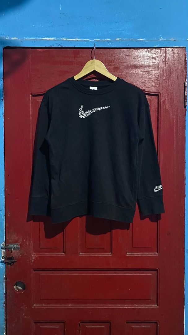 Nike Flower Mid Swoosh (Category: Longsleeves) located in Davao. Submitted by owyeah.gg (Listing ID 1470866213, Image 1). Description: L on tag 20x25 No issue In excellent condition Color may vary due to lighting.