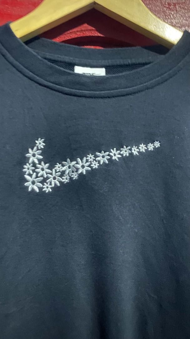 Nike Flower Mid Swoosh (Category: Longsleeves) located in Davao. Submitted by owyeah.gg (Listing ID 1470866213, Image 2). Description: L on tag 20x25 No issue In excellent condition Color may vary due to lighting.