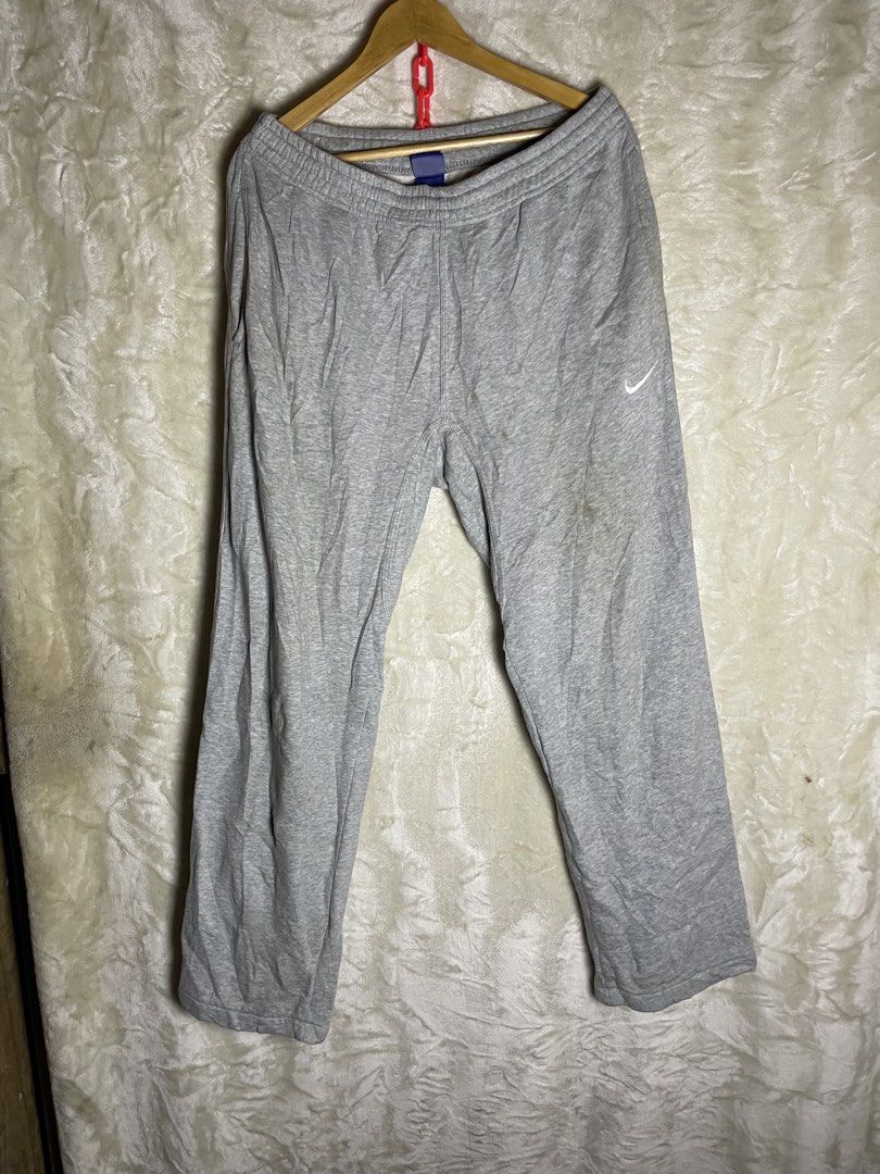 Nike Gray Sweatpants Size L (Category: Joggers) located in Molave. Submitted by charlesthrifter (Listing ID 1470854017, Image 1). Description: - Brand: Nike - Color: Heather Gray - Size: Large (L) - Material: Soft fleece inside, comfortable fit - Details: Elastic waistband with drawstring, embroidered white Nike swoosh on left leg - Origin: Made in Pakistan - Condition: need wash may stain.