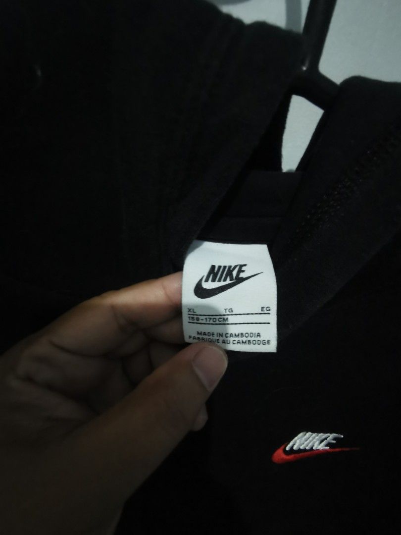 Nike Hoodie (Category: Coats, Jackets and Outerwear) located in Lemery. Submitted by hirayaspaperie (Listing ID 1470780971, Image 3). Description: Black Hoodie Jacket.