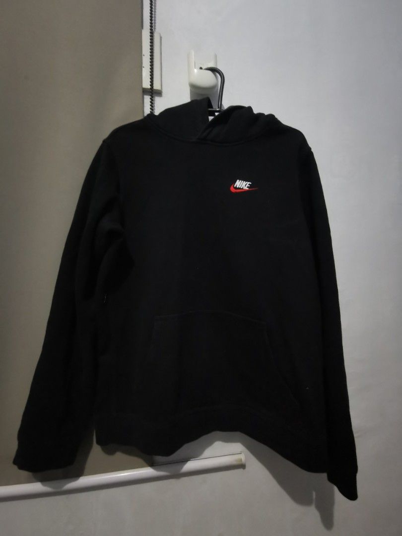 Nike Hoodie (Category: Coats, Jackets and Outerwear) located in Lemery. Submitted by hirayaspaperie (Listing ID 1470780971, Image 1). Description: Black Hoodie Jacket.