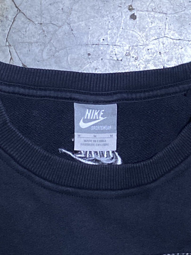 Nike long-sleeve crewneck sweatshirt (Category: Activewear) located in Agdangan. Submitted by lec.loots (Listing ID 1470769972, Image 3). Description: .