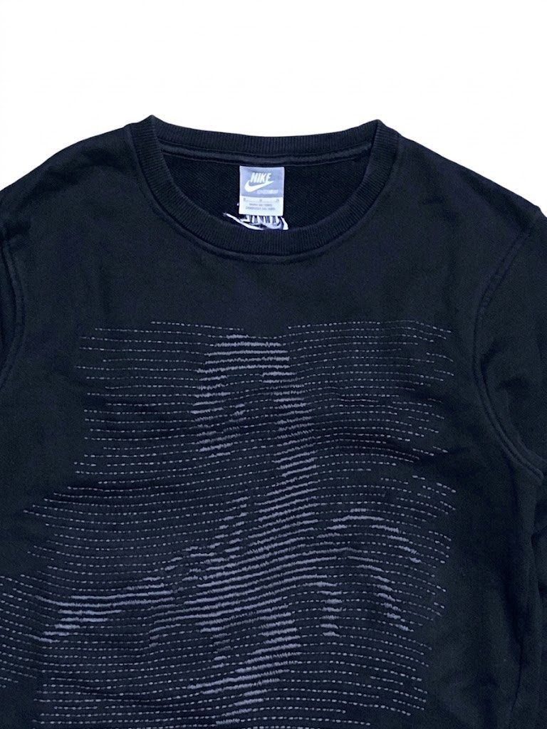 Nike long-sleeve crewneck sweatshirt (Category: Activewear) located in Agdangan. Submitted by lec.loots (Listing ID 1470769972, Image 2). Description: .