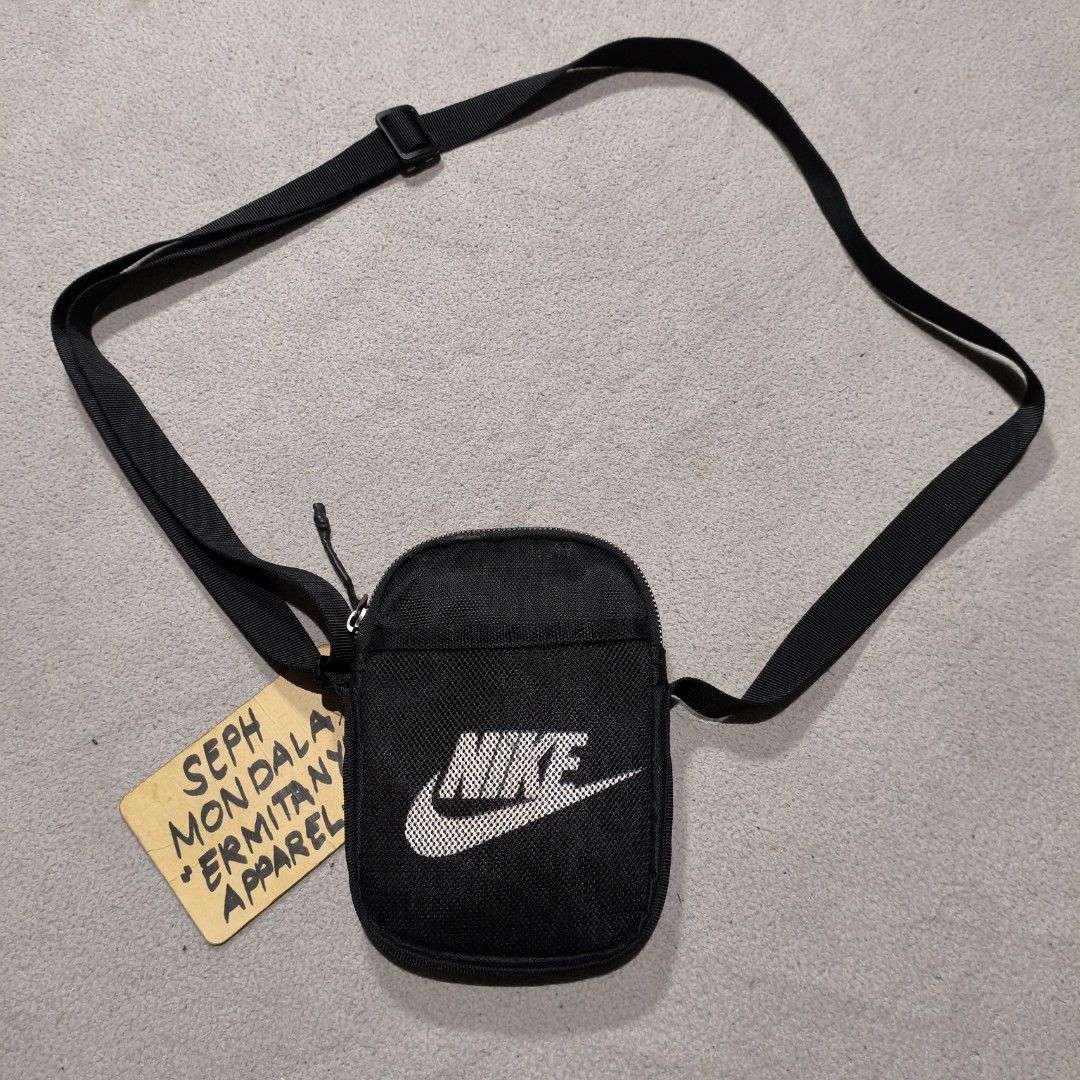 Nike mini sling bag (Category: Sling Bags) located in Calatrava. Submitted by ermitany0 (Listing ID 1470878673, Image 1). Description: Sling bag.. pasok cp.. Good condition Flaws: my minimal burn sa top near zipper Saka my dikit sa loob.. Check photos for more details ✅⬇️ Location: Negros Occidental PM if interested 📩📩📩📩.