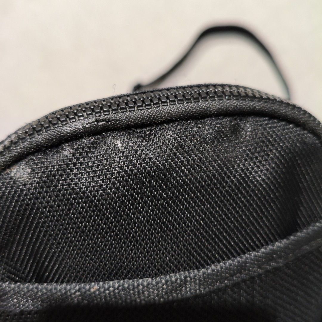 Nike mini sling bag (Category: Sling Bags) located in Calatrava. Submitted by ermitany0 (Listing ID 1470878673, Image 3). Description: Sling bag.. pasok cp.. Good condition Flaws: my minimal burn sa top near zipper Saka my dikit sa loob.. Check photos for more details ✅⬇️ Location: Negros Occidental PM if interested 📩📩📩📩.