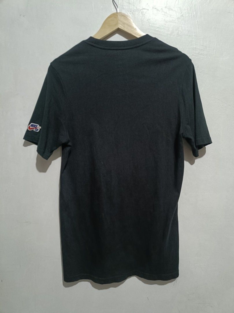 Nike SB Skateboard Classic Tee (Category: Tshirts & Polo Shirts ) located in Las Pinas. Submitted by bckhood_thrift_store (Listing ID 1470906273, Image 2). Description: Nike SB Skateboard Classic Tee ✨ (AUTHENTIC) °Size XL °Excellent Condition °10/10 Color Rate °Slightly Peeling Printed Tag ₱300 💵💵 DM ME 📩📩 Laspiñas/Greenhills Loc 📍.