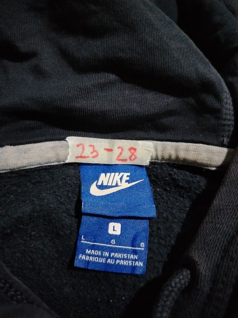 Nike Side Logo Hoodie (Category: Coats, Jackets and Outerwear) located in San Jose. Submitted by vincefresn21903 (Listing ID 1470882501, Image 2). Description: .
