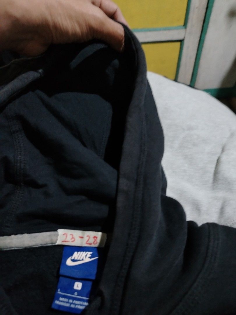 Nike Side Logo Hoodie (Category: Coats, Jackets and Outerwear) located in San Jose. Submitted by vincefresn21903 (Listing ID 1470882501, Image 3). Description: .