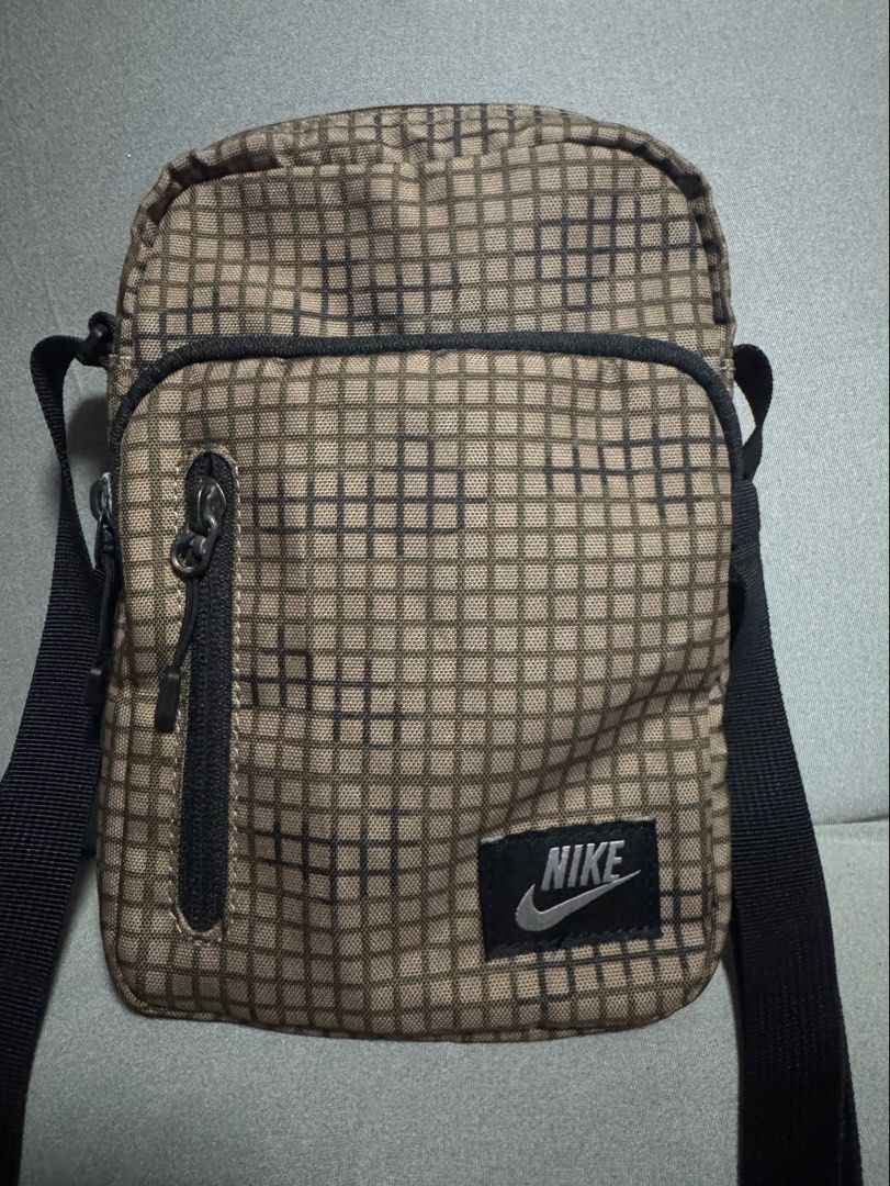 Nike sling bag (Category: Sling Bags) located in Calamba. Submitted by teamosulitshop (Listing ID 1470826829, Image 1). Description: orig nike not sure kung issue ung color nya or bka ganyan tlga yan with tag.