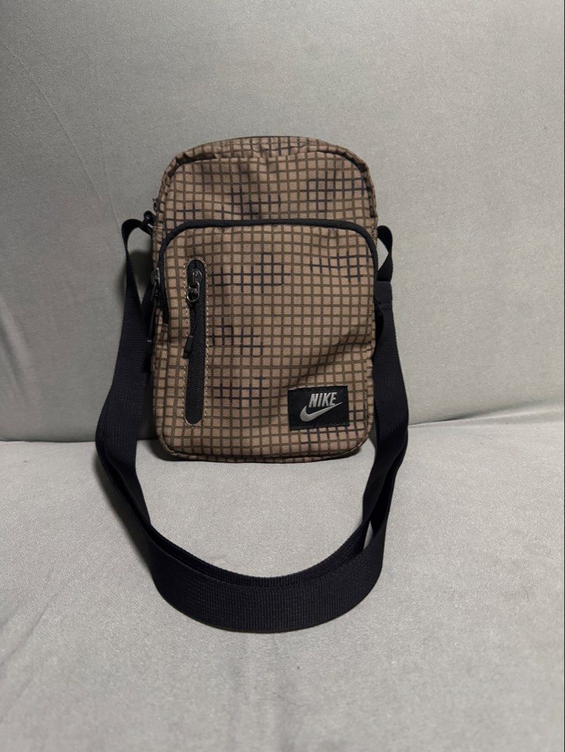 Nike sling bag (Category: Sling Bags) located in Calamba. Submitted by teamosulitshop (Listing ID 1470826829, Image 2). Description: orig nike not sure kung issue ung color nya or bka ganyan tlga yan with tag.