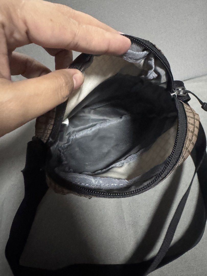 Nike sling bag (Category: Sling Bags) located in Calamba. Submitted by teamosulitshop (Listing ID 1470826829, Image 3). Description: orig nike not sure kung issue ung color nya or bka ganyan tlga yan with tag.