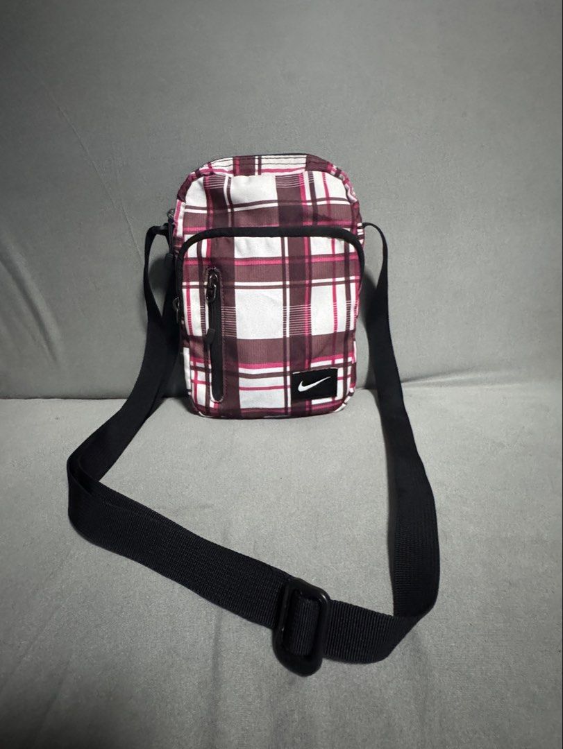 Nike sling bag pink (Category: Cross-body Bags) located in Calamba. Submitted by teamosulitshop (Listing ID 1470826550, Image 2). Description: excellent condition with tag .