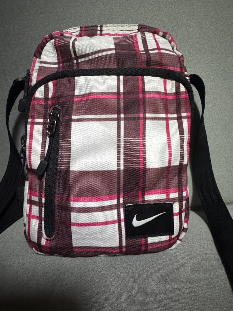 Nike sling bag pink (Category: Cross-body Bags) located in Calamba. Submitted by teamosulitshop (Listing ID 1470826550, Image 1). Description: excellent condition with tag .
