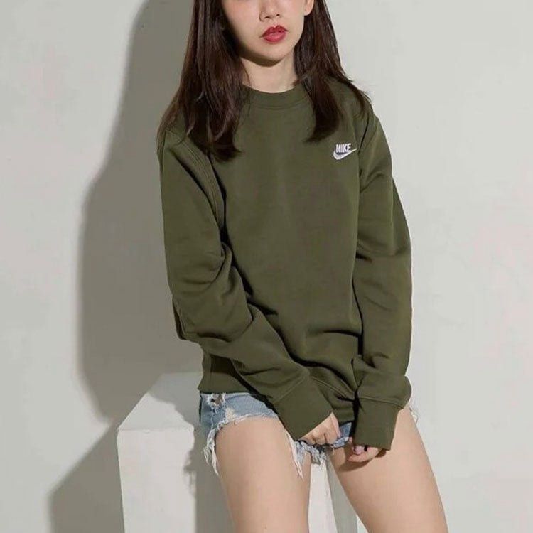 NIKE Solid Color Embroidered Sports Roundneck Pullover L/S (Category: Coats, Jackets and Outerwear) located in Cavite. Submitted by second_story_ph (Listing ID 1470813634, Image 2). Description: NIKE Solid Color Embroidered Sports Roundneck Pullover L/S Size: XLarge Dimension: 24” Width / 27.5” Length Condition: Excellent.