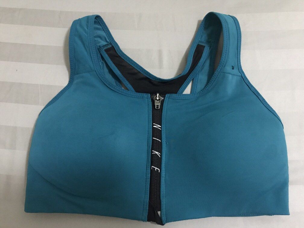 Nike Sportsbra (Category: Activewear) located in Manila. Submitted by freshlemon58885 (Listing ID 1470785321, Image 1). Description: Small Built in pads Front Zipper YKK .