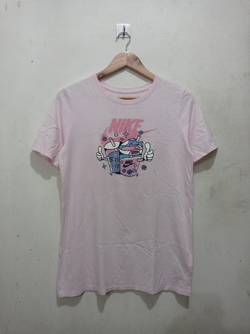 Nike Sportswear Graphic Tee (Category: Tshirts & Polo Shirts ) located in Pasig City. Submitted by pureselectionapparel (Listing ID 1470909454, Image 1). Description: Nike Sportswear Graphic Tee 🏷️ Size XL on tag Dimes: 19W 26.5L Medium best fit (mens) Large best fit (women) Excellent Condition No issues 350 plus ship Location: Pasig City.