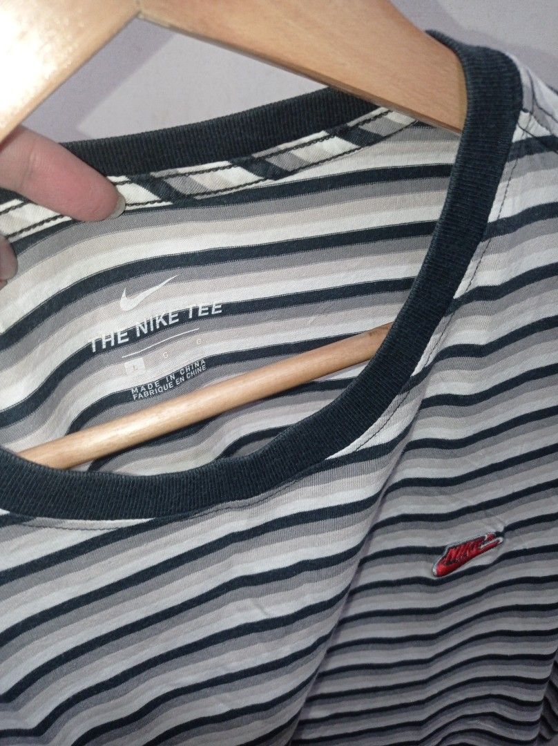 Nike Stripped Side Embroid Logo (Category: Tshirts & Polo Shirts ) located in Pasig City. Submitted by pureselectionapparel (Listing ID 1470911752, Image 3). Description: Nike Stripped Side Embroid Logo 🏷️ Large on tag Medium best fit (20W 28L) Like New Condition No issues 450 plus ship Location: Pasig City.