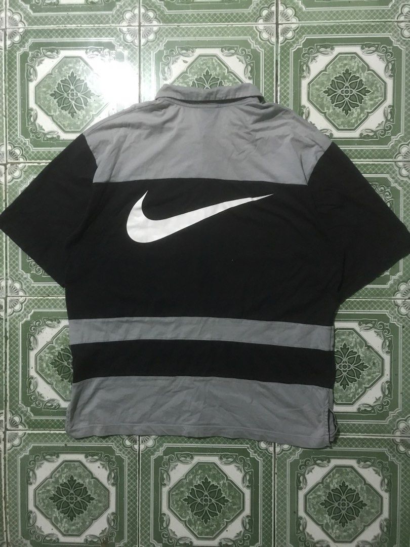 NIKE SWOOSH POLO SHIRT (Category: Tshirts & Polo Shirts ) located in Bulacan. Submitted by bleue.finds (Listing ID 1470882496, Image 2). Description: NIKE SWOOSH POLO SHIRT 25 - width 30 - length - minor yellow stain on lower back need wash only - good condition - no other issues.