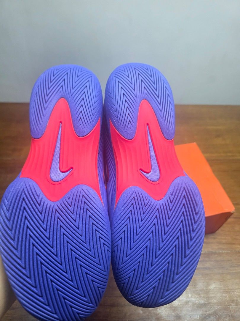 Nike Vapor 12 bnew size 8 (Category: Sneakers) located in San Fernando. Submitted by jaywill8 (Listing ID 1470851716, Image 2). Description: - Brand/Model: Nike Basketball Sneakers - Colorway: Blue, Red, and White - Inclusions: Original orange Nike shoebox, white laces, and metallic lace locks - Condition: Clean outsoles with excellent traction patterns - Best For: Hooping on the court or everyday casual wear.