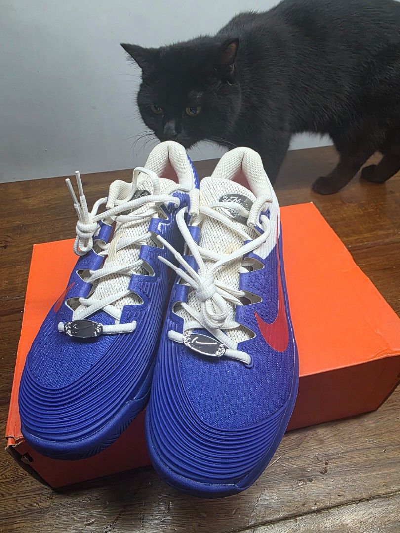 Nike Vapor 12 bnew size 8 (Category: Sneakers) located in San Fernando. Submitted by jaywill8 (Listing ID 1470851716, Image 3). Description: - Brand/Model: Nike Basketball Sneakers - Colorway: Blue, Red, and White - Inclusions: Original orange Nike shoebox, white laces, and metallic lace locks - Condition: Clean outsoles with excellent traction patterns - Best For: Hooping on the court or everyday casual wear.