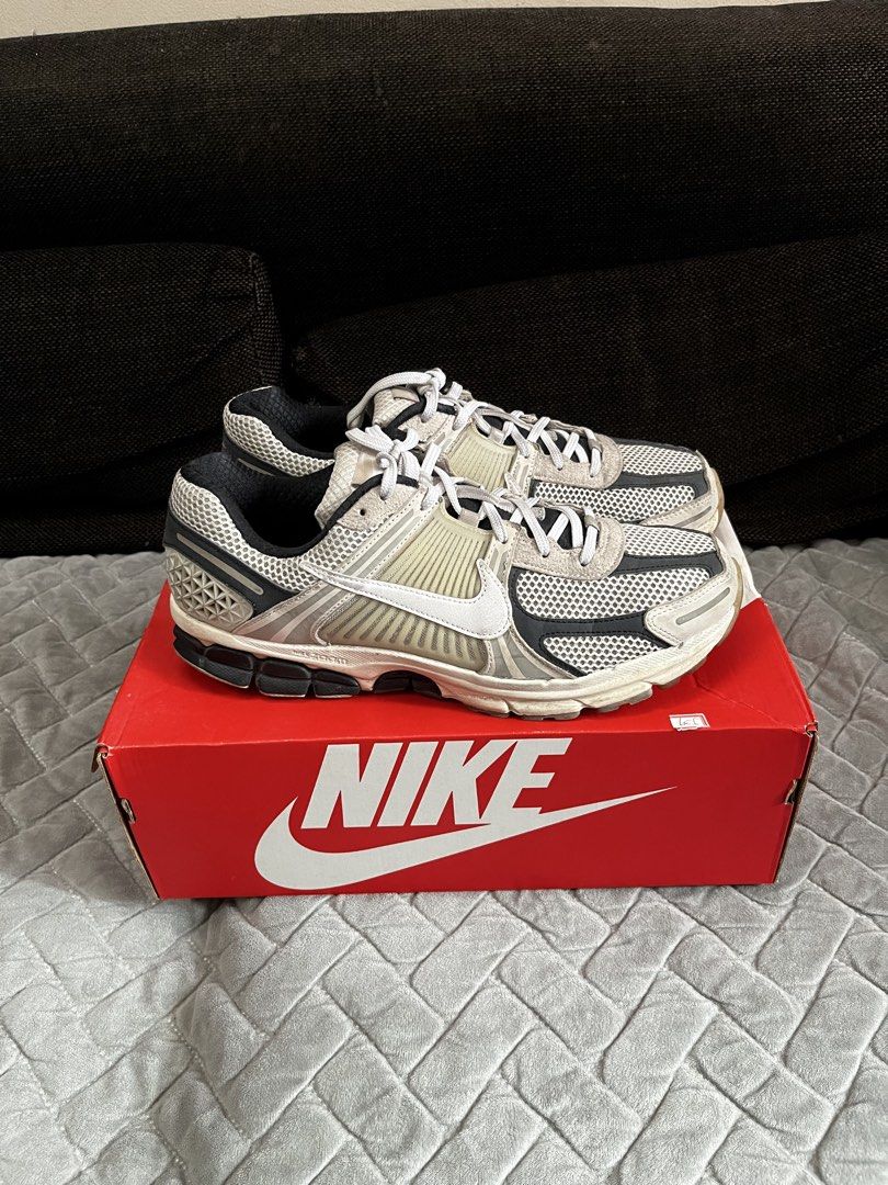 NIKE VOMERO 5 SUPERSONIC (Category: Sneakers) located in Quezon City. Submitted by ger4rd (Listing ID 1470773226, Image 1). Description: NIKE VOMERO 5 SUPERSONIC SIZE 11 WITH BOX USED NO ISSUE 3k.