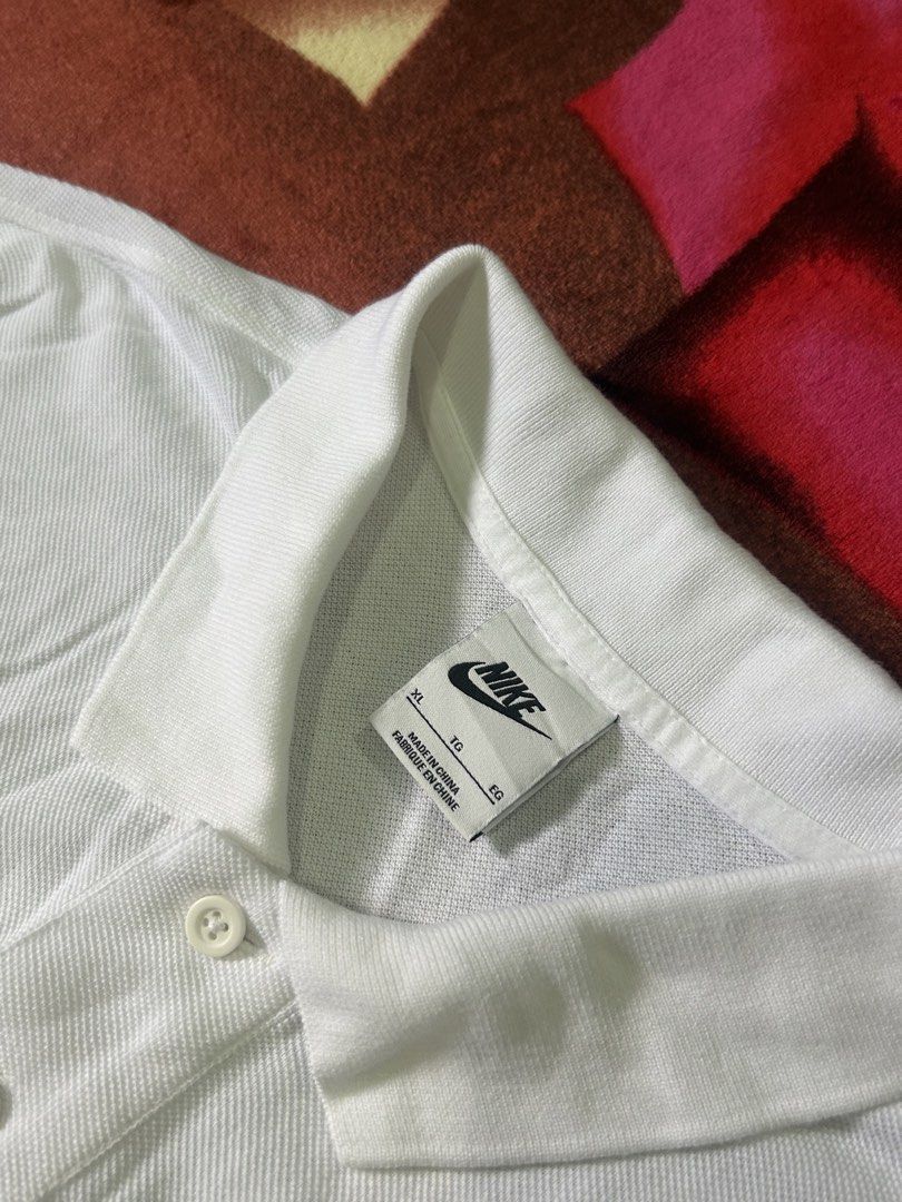 NIKE WHITE POLOSHIRT FOR MEN’S (Category: Tshirts & Polo Shirts ) located in Dasmarinas. Submitted by dnnr3rdyyyyy (Listing ID 1470801112, Image 3). Description: Dimensions 22 Width 32 Length Size XL on tags 9.5/10 color rate of white Minimal Dirt Stains Washable & Removable Need Iron Only All goods Buttons & Collar Black Embroidery Side Logo Authentic/Legit .