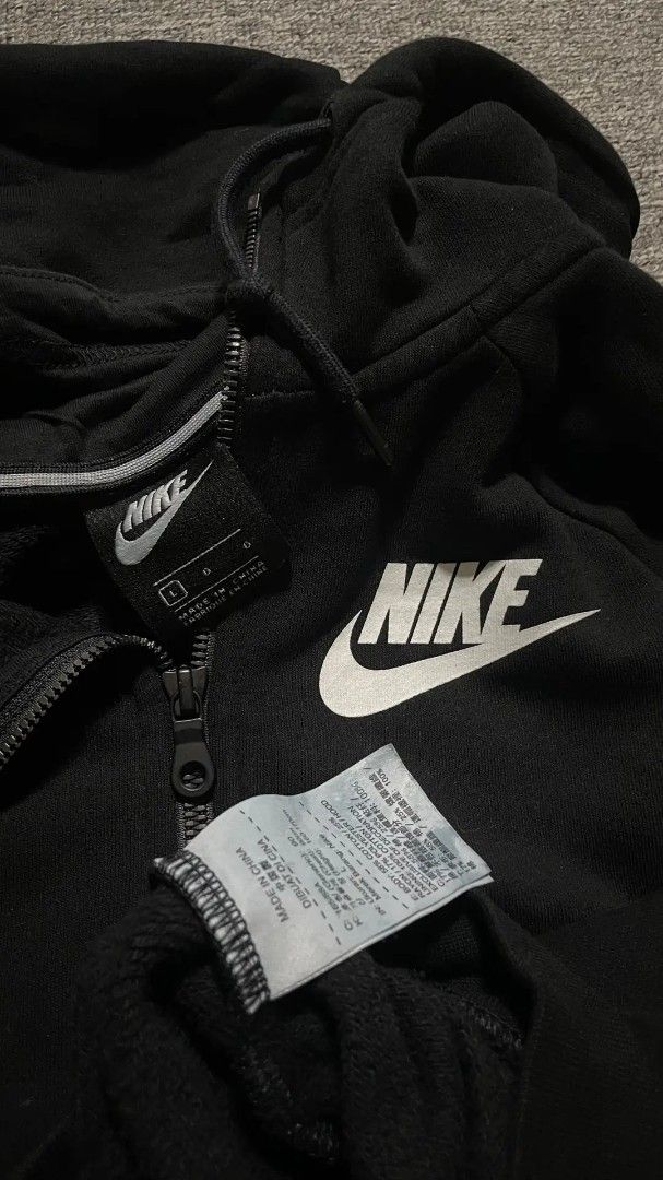 Nike Zip-Up Hoodie (Category: Hoodies) located in Manila. Submitted by jusss121 (Listing ID 1470788880, Image 2). Description: Youth Large on tag 22 Width 26 Length As new No issue PM/DM 💌.
