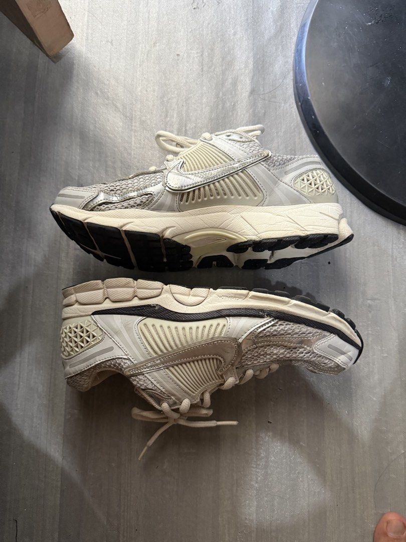 Nike Zoom Vomero 5 (Category: Sneakers) located in Cagayan de Oro. Submitted by twice.but.nice.blackmarket (Listing ID 1470792554, Image 1). Description: Excellent condition Size 9 Honest issue may konting tas2 lang pero di naman masyadong halata tignan nyu nalang sa last 2 photos na inapload ko.